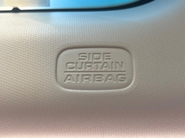 【サイドカーテンエアバッグシステム】万が一の側面からの衝撃に対して、前席〜後席の上部からカーテン状にエアバックが展開して、頭部や頚部を幅広い範囲で保護します。