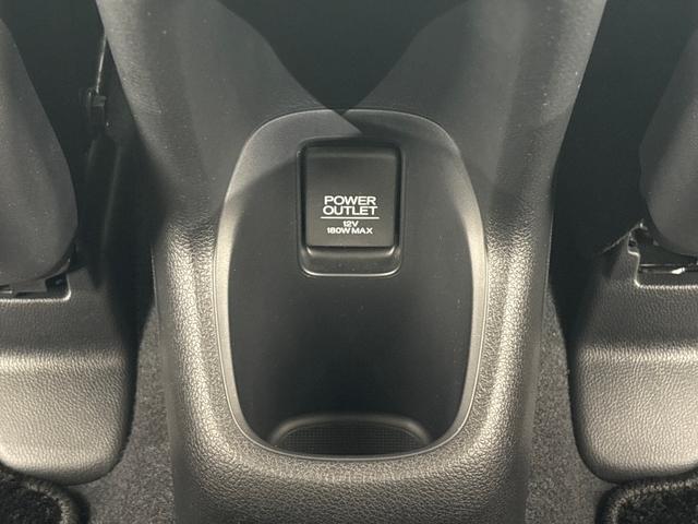 後席用電源ソケット＆ドリンクホルダーなど装備充実しています！