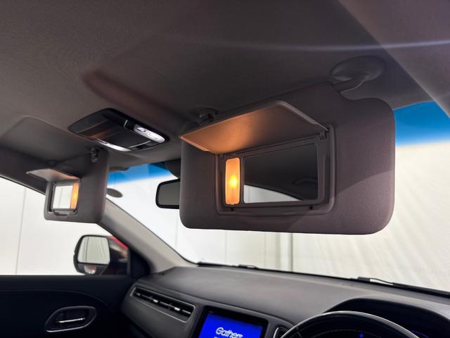 【あると便利な装備】運転席・助手席サンバイザー内側ライト付きミラー＋マップランプが装備されています