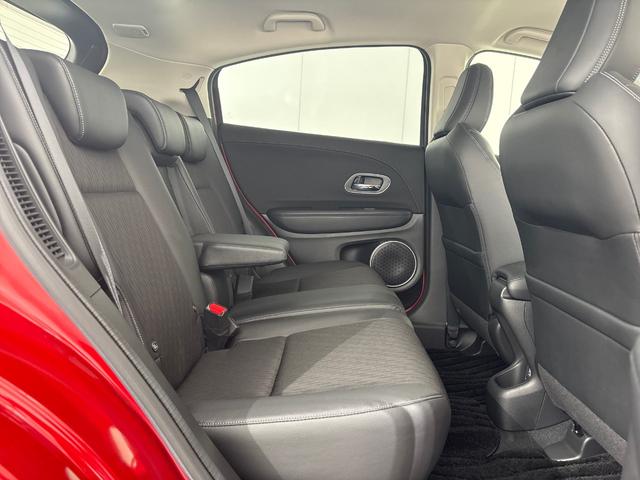 【後席シート】サイズ感以上に感じる後席のゆとり！ひざまわり、頭上にもしっかりとゆとりがありますので、後部座席でも快適なドライブがお楽しみいただけると思います