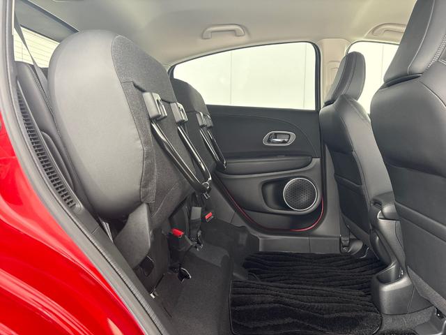 【シートアレンジ】ワン、ツー、スリー♪でシートが床に格納、『もうひとつの荷室』に早変わり！背の高い荷物も積めて、お子様のお着替えも立ったままラクラク行えます☆