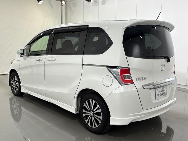 フリードハイブリッド ジャストセレクション 禁煙車 ワンオーナー 純正メモリーナビ リア席モニター リアカメラ 両側電動スライドドア 純正アルミホイール スマートキー ETC コンフォートビューパッケージ クルコン 本革巻ステアリングホイール(9枚目)