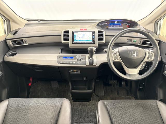 フリードハイブリッド ジャストセレクション 禁煙車 ワンオーナー 純正メモリーナビ リア席モニター リアカメラ 両側電動スライドドア 純正アルミホイール スマートキー ETC コンフォートビューパッケージ クルコン 本革巻ステアリングホイール(13枚目)