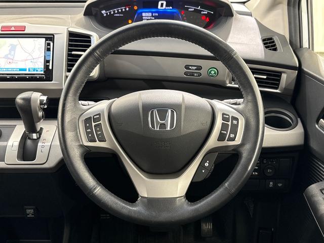 フリードハイブリッド ジャストセレクション 禁煙車 ワンオーナー 純正メモリーナビ リア席モニター リアカメラ 両側電動スライドドア 純正アルミホイール スマートキー ETC コンフォートビューパッケージ クルコン 本革巻ステアリングホイール(14枚目)