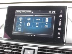 ナビゲーションはホンダ純正メモリーナビを装着しております。ＡＭ、ＦＭ、Ｂｌｕｅｔｏｏｔｈ、フルセグＴＶがご使用いただけます。初めて訪れた場所でも安心ですね！ 4