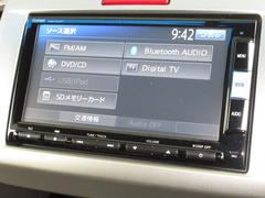 ナビゲーションはギャザズメモリーナビ（ＶＸＭ−１４２ＶＦｉ）を装着しております。ＡＭ、ＦＭ、ＣＤ、ＤＶＤ再生、Ｂｌｕｅｔｏｏｔｈ、フルセグＴＶがご使用いただけます。初めて訪れた場所でも安心ですね！ 5