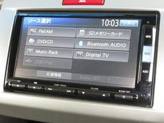 ナビゲーションはギャザズメモリーナビ（ＶＸＭ−１５２ＶＦｉ）を装着しております。ＡＭ、ＦＭ、ＣＤ、ＤＶＤ再生、Ｂｌｕｅｔｏｏｔｈ、音楽録音再生、フルセグＴＶがご使用いただけます。 4