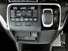 操作性の優れたハイブリッド専用シフト。エアコンは前席左右・後部座席の空調を快適にコントロール出来るトリプルゾーンエアコンが装備されています。シートヒータースイッチはこの位置にあります。 5