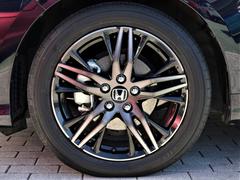 タイヤサイズは、２２５／５０Ｒ１８です。高品質でデザインにも優れているハイブリッド専用デザイン１６インチアルミホイールはスポーティーな雰囲気を演出しています。 2