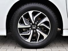 タイヤサイズは、２０５／６０Ｒ１６です。高品質でデザインにも優れている純正アルミホイールが装備され、スポーティーな雰囲気を演出しています。 2