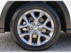 タイヤサイズは、２２５／５５Ｒ１８です。高品質でデザインにも優れている純正アルミホイールが装備され、スポーティーな雰囲気を演出しています。 3