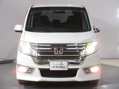 太陽光に近い青白くとっても明るい『ディスチャージヘッドライト』付き！とっても明るく遠くまで光が届きますから夜間や雨の日のドライブには心強い装備ですね～。フォグライトも付いていて安心です！ 2