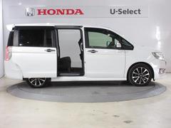 ハンドグリップ付両側電動パワースライドドアがついております。ご年配の方や小さいお子さんの乗り降りも楽々ですね。万が一ドアに手を挟んでしまっても、挟み込み防止機構が付いていて安心です！ 3