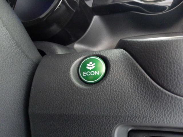 葉っぱマークのECONスイッチ!スイッチをONにするだけで、エンジンやエアコンなどを協調制御。燃費の向上に貢献します!