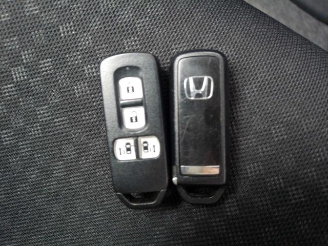 スマートキー付!キーを取り出さなくてもドアロックの施錠・開錠、エンジンの始動が出来ます!雨の日や荷物の多い日にとても便利ですね♪