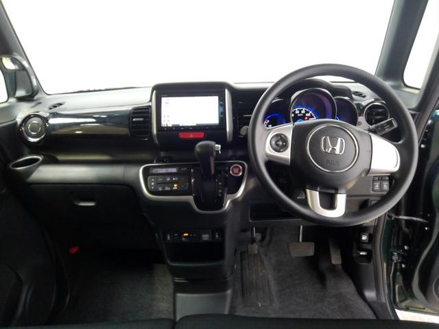 ドライバーを包み込むように、ディスプレーやスイッチ、コンソールを配置。座った瞬間から運転への期待が!空間そのものの心地よさにこだわっています。