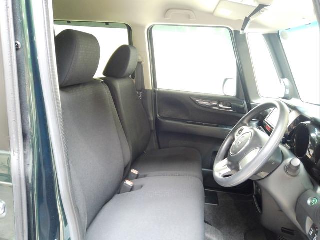 フロントシートはベンチシートタイプ♪ センターには格納式アームレストも付いています!!室内空間は広々で移動も楽々です♪狭い駐車空間など助手席ドアから出たい時にも大変便利ですよ♪
