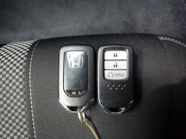 シビック ハッチバック HondaSENSING ギャザズ純正メモリーナビ リアカメラ USB入力端子 LEDヘッドライト 純正アルミ 運転席助手席電動シート パドルシフト ハーフレザーシート ワンオーナー 追突軽減ブレーキ(12枚目)