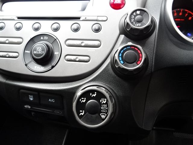 フィット G ETC CDチューナー イモビライザー キーレス フロアマット ワンオーナー 寒冷地仕様 安全ボディ 運転席助手席エアバッグ 盗難防止システム エアコン ABS パワーウィンドウ 1オーナー パワステ(5枚目)