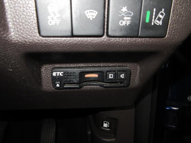 フリード Ｇ・ホンダセンシング　６人乗り仕様　禁煙車　純正９インチメモリーナビ　リアカメラ　ＣＤ　ＤＶＤ　Ｂｌｕｅｔｏｏｔｈ　両側電動スライドドア　ＥＴＣ　ＬＥＤヘッドライト　オートライト　ドアバイザー　ワンオーナー　Ｆセグ　ＶＳＡ（9枚目）