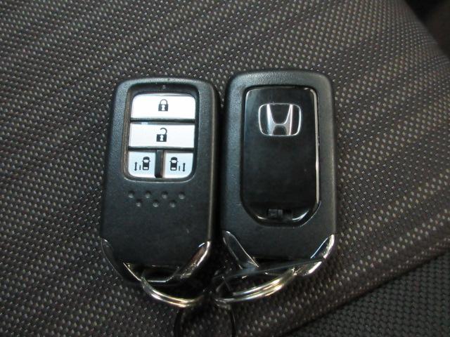 フリード Ｇ・ホンダセンシング　６人乗り仕様　禁煙車　純正９インチメモリーナビ　リアカメラ　ＣＤ　ＤＶＤ　Ｂｌｕｅｔｏｏｔｈ　両側電動スライドドア　ＥＴＣ　ＬＥＤヘッドライト　オートライト　ドアバイザー　ワンオーナー　Ｆセグ　ＶＳＡ（13枚目）