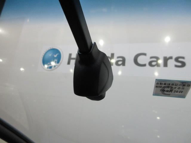 フィット ｅ：ＨＥＶホーム　ＨｏｎｄａＳＥＮＳＩＮＧ　前後ドライブレコーダー　メモリーナビ　リアカメラ　ＥＴＣ　ＬＥＤヘッドライト　オートライト　ＵＳＢ　Ｂｌｕｅｔｏｏｔｈオーディオ　ドアバイザー　ワンオーナー　クリソナ　ＡＣＣ（5枚目）