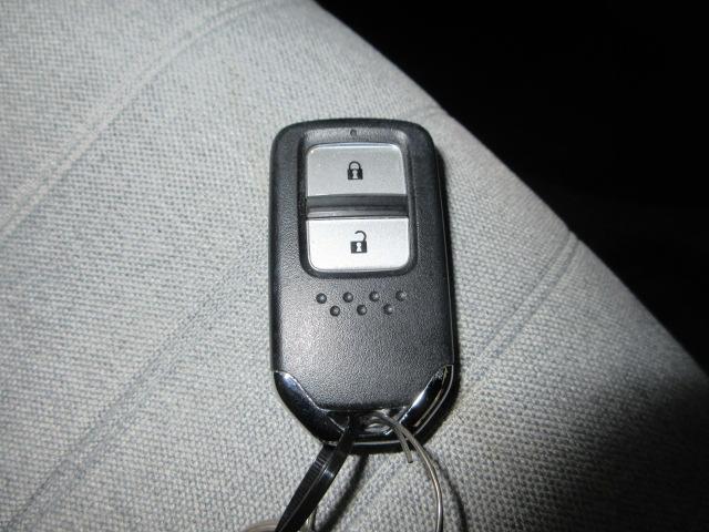 フィット ｅ：ＨＥＶホーム　ＨｏｎｄａＳＥＮＳＩＮＧ　前後ドライブレコーダー　メモリーナビ　リアカメラ　ＥＴＣ　ＬＥＤヘッドライト　オートライト　ＵＳＢ　Ｂｌｕｅｔｏｏｔｈオーディオ　ドアバイザー　ワンオーナー　クリソナ　ＡＣＣ（14枚目）