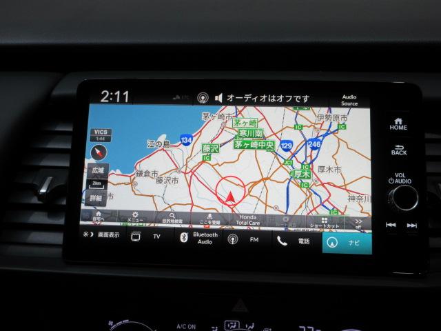 フィット ｅ：ＨＥＶホーム　当社デモカー　禁煙車　ＨｏｎｄａＳＥＮＳＩＮＧ　純正メモリーナビ　フルセグ　ブルートゥースオーディオ　リアカメラ　ＥＴＣ２．０　ＬＥＤヘッドライト　ＵＳＢ　パーキングセンサー　ＬＥＤライト　クリソナ（3枚目）