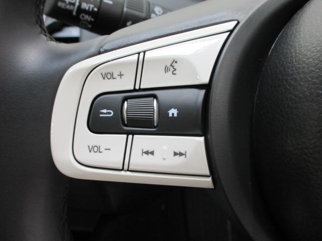 フィット ｅ：ＨＥＶホーム　当社デモカー　禁煙車　ＨｏｎｄａＳＥＮＳＩＮＧ　純正メモリーナビ　フルセグ　ブルートゥースオーディオ　リアカメラ　ＥＴＣ２．０　ＬＥＤヘッドライト　ＵＳＢ　パーキングセンサー　ＬＥＤライト　クリソナ（6枚目）