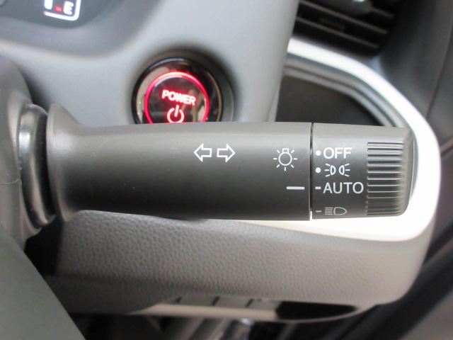 フィット ｅ：ＨＥＶホーム　当社デモカー　禁煙車　ＨｏｎｄａＳＥＮＳＩＮＧ　純正メモリーナビ　フルセグ　ブルートゥースオーディオ　リアカメラ　ＥＴＣ２．０　ＬＥＤヘッドライト　ＵＳＢ　パーキングセンサー　ＬＥＤライト　クリソナ（8枚目）