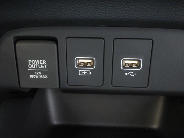 フィット ｅ：ＨＥＶホーム　当社デモカー　禁煙車　ＨｏｎｄａＳＥＮＳＩＮＧ　純正メモリーナビ　フルセグ　ブルートゥースオーディオ　リアカメラ　ＥＴＣ２．０　ＬＥＤヘッドライト　ＵＳＢ　パーキングセンサー　ＬＥＤライト　クリソナ（10枚目）