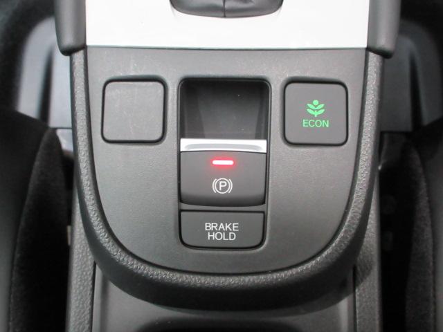 フィット ｅ：ＨＥＶホーム　当社デモカー　禁煙車　ＨｏｎｄａＳＥＮＳＩＮＧ　純正メモリーナビ　フルセグ　ブルートゥースオーディオ　リアカメラ　ＥＴＣ２．０　ＬＥＤヘッドライト　ＵＳＢ　パーキングセンサー　ＬＥＤライト　クリソナ（12枚目）