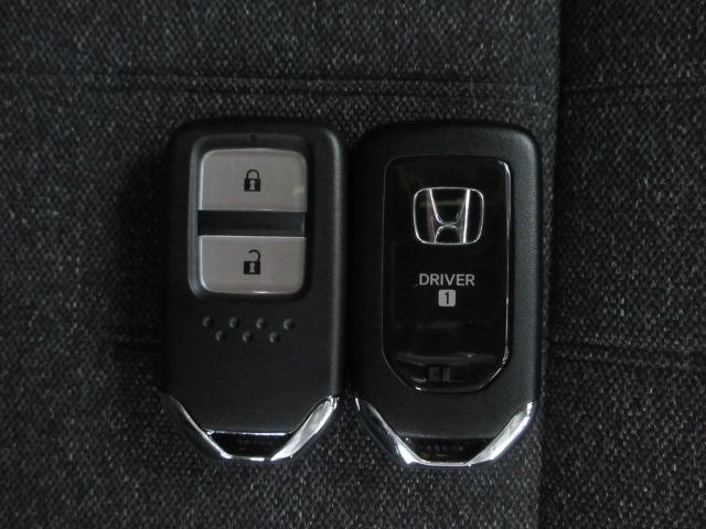 フィット ｅ：ＨＥＶホーム　当社デモカー　禁煙車　ＨｏｎｄａＳＥＮＳＩＮＧ　純正メモリーナビ　フルセグ　ブルートゥースオーディオ　リアカメラ　ＥＴＣ２．０　ＬＥＤヘッドライト　ＵＳＢ　パーキングセンサー　ＬＥＤライト　クリソナ（15枚目）