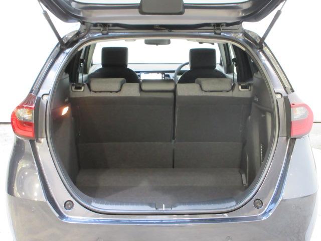 フィット ｅ：ＨＥＶホーム　当社デモカー　禁煙車　ＨｏｎｄａＳＥＮＳＩＮＧ　純正メモリーナビ　フルセグ　ブルートゥースオーディオ　リアカメラ　ＥＴＣ２．０　ＬＥＤヘッドライト　ＵＳＢ　パーキングセンサー　ＬＥＤライト　クリソナ（18枚目）