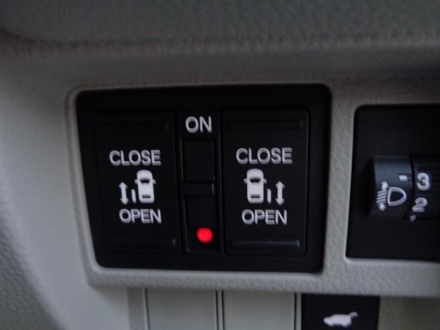 両側ともパワースライドドアなので日頃の使い勝手が良いですよ。