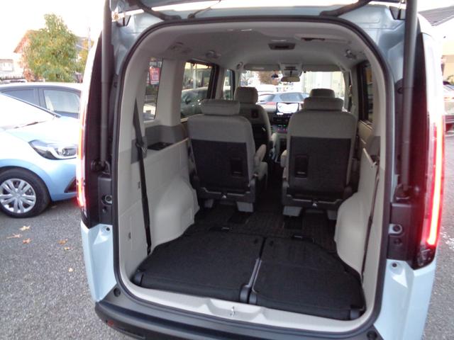 ３列目を収納すれば、広々なＲファゲッジスペースに！