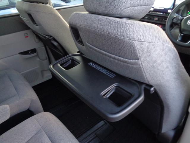 シートバックテーブルも付いて便利です！