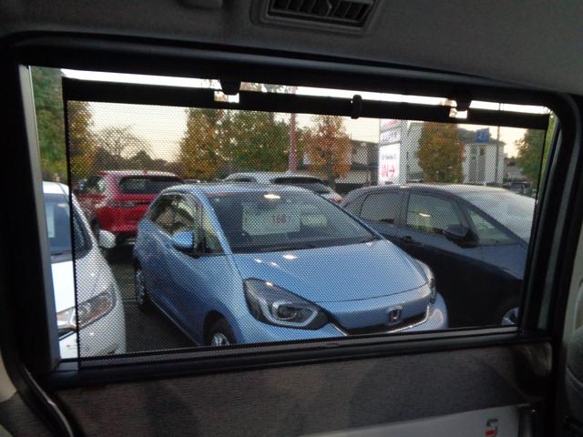 ２列目スライドドアには、日差しの強い日に役立つロールシェード付き！