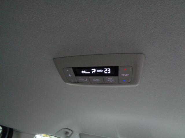 リア席からも操作できるオートエアコンなので車内は快適です！