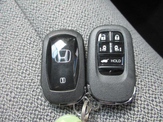 ステップワゴン ｅ：ＨＥＶエアーＥＸ　当社デモカー　８人　ＨｏｎｄａＳＥＮＳＩＮＧ　ドライブレコーダー　ギャザズ純正メモリーナビ　全周囲カメラ　フルセグＴＶ　ＥＴＣ　シートヒーター　純正アルミ　両側電動スライドドア　Ｂｌｕｅｔｏｏｔｈ（19枚目）