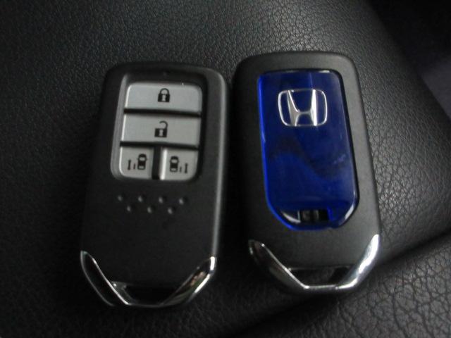 フリードハイブリッド ハイブリッド・Ｇホンダセンシング　６人　ドラレコ　９インチメモリーナビ　リアカメラ　Ｂｌｕｅｔｏｏｔｈ　シートヒーター　両側電動スライドドア　ＥＴＣ　純正アルミ　ＬＥＤヘッドライト　ワンオーナー　サイドカーテンエアバッグ　スマキー（17枚目）