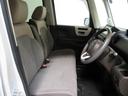 フロントシートはベンチシートタイプ♪ センターには格納式アームレストも付いています!!室内空間は広々で移動も楽々です♪狭い駐車空間など助手席ドアから出たい時にも大変便利ですよ♪