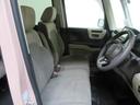 フロントシートはベンチシートタイプ♪室内空間は広々で移動も楽々です♪狭い駐車空間など助手席ドアから出たい時にも大変便利ですよ♪