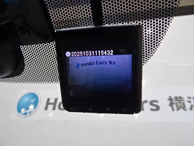 フリードハイブリッド ハイブリッド・Gホンダセンシング 6人 前後ドラレコ メモリーナビ ETC 後席モニター 両側電動スライドドア HondaSENSING 軽減ブレーキ キーフリーシステム 電動格納式ドアミラー ミュージックプレイヤー接続可 1オ-ナ-(4枚目)