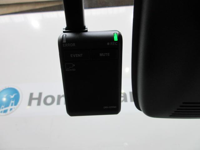 フリード e:HEVエアー ドラレコETCメモリーナビ両側電動スライドドアリアカメラドアバイザー当社デモカー6人4WD クリアランスソナー 3列シート オートクルーズコントロール LEDヘッドランプ USB シートヒーター(5枚目)