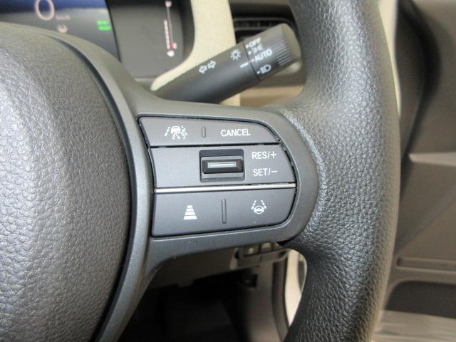 フリード e:HEVエアー ドラレコETCメモリーナビ両側電動スライドドアリアカメラドアバイザー当社デモカー6人4WD クリアランスソナー 3列シート オートクルーズコントロール LEDヘッドランプ USB シートヒーター(8枚目)