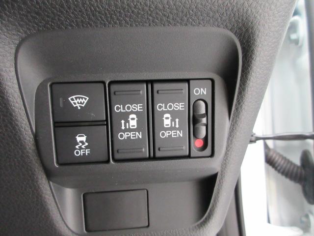 フリード e:HEVエアー ドラレコETCメモリーナビ両側電動スライドドアリアカメラドアバイザー当社デモカー6人4WD クリアランスソナー 3列シート オートクルーズコントロール LEDヘッドランプ USB シートヒーター(10枚目)