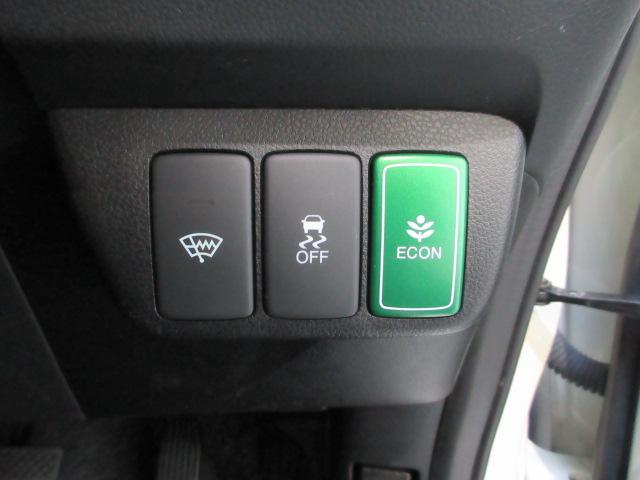 燃費を抑えるＥＣＯＮ、横滑りを防ぐＶＳＡ等のスイッチ類は運転席の右側、手の届きやすい位置にあります。