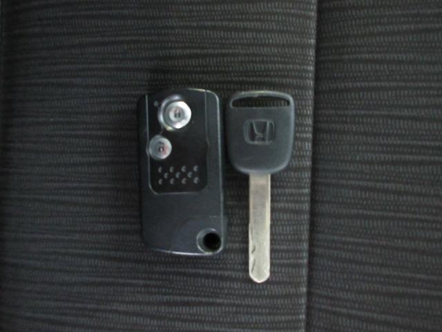 スマートキー付！キーを取り出さなくてもドアロックの施錠・開錠、エンジンの始動が出来ます！雨の日や荷物の多い日にとても便利ですね♪