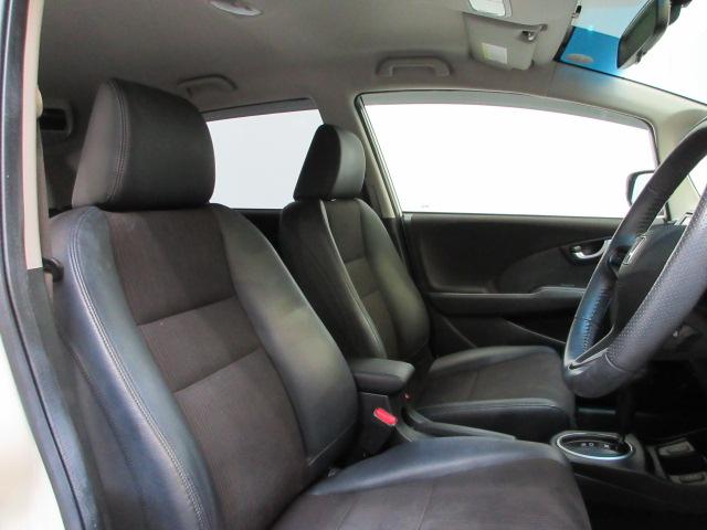 すわり心地の良い運転席・助手席です。長時間のドライブの疲れ軽減に貢献します。どうぞ快適なドライブを♪